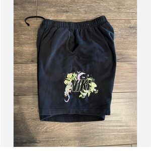 Men's Nike Graphic Shorts